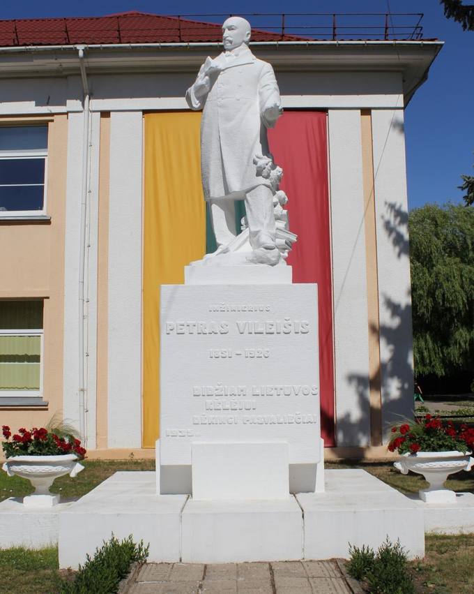 Paminklas Petrui Vileišiui prie jo vardo gimnazijos Pasvalyje. Aidos Leimontaitės nuotrauka, 2019